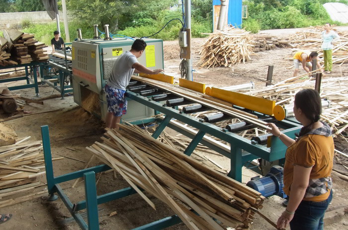 全自動(dòng)方木多片鋸韶關(guān)客戶現(xiàn)場加工